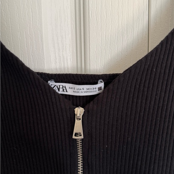 Black Ribbed Zip-Up Crop Top - Picture 2 of 4